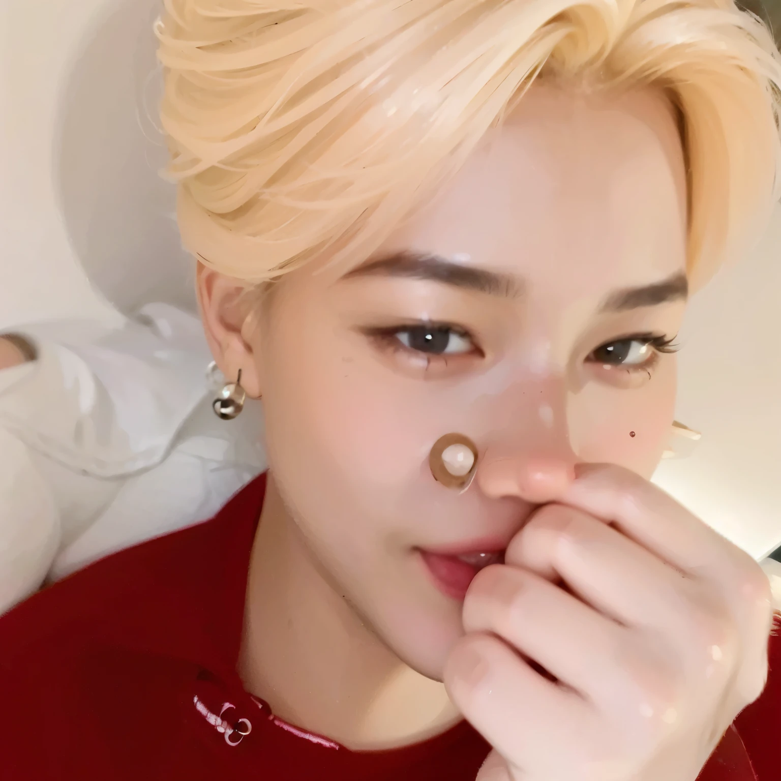 Un primer plano de una persona con un anillo en el dedo, Jimin\los labios carnosos, park Jimin, Jimin\his right eyelid is swollen, Jimin\la nariz griega, accurate Jimin face, Jimin, TaeJune Kim, hyung tae, Jung Jaehyun, hong junio hyung, Con pelo corto, pale korean adorable face, hsiao-ron