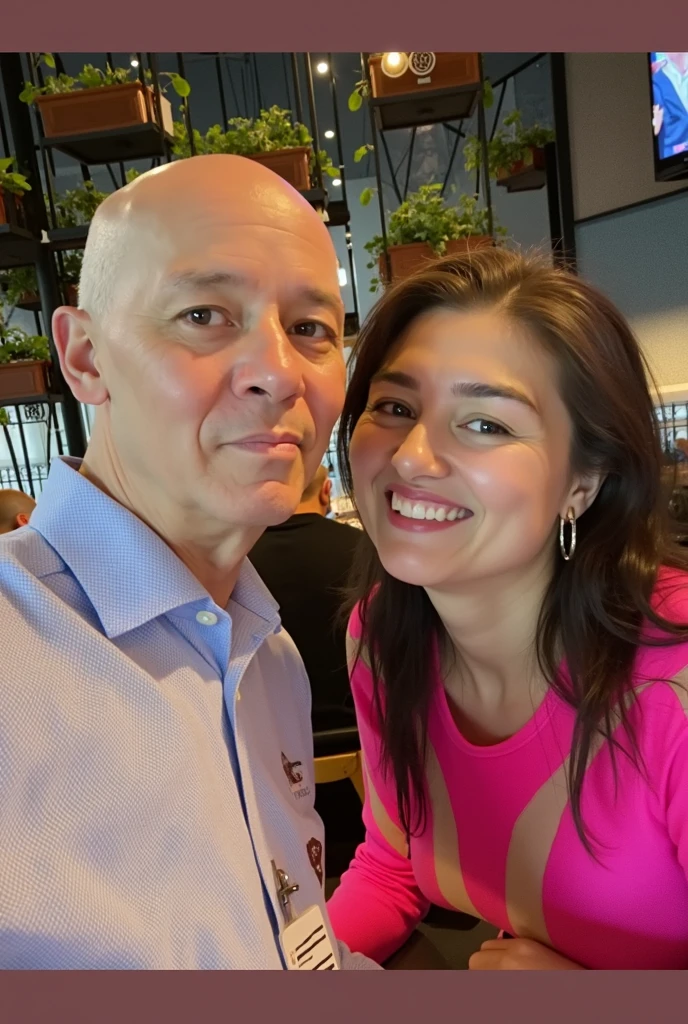 they are sitting at a table with a plate of food, Mom and Dad, happy Casal, post, imagem de perfil, postagem no reddit, carla ortiz, ghutra e igual, smiling Casal, powder Nándor Katona, Casal, lovely Casal, Postagem 4k, Postagem de 4k, José Miguel remains French, para ser devolvido, com verruga