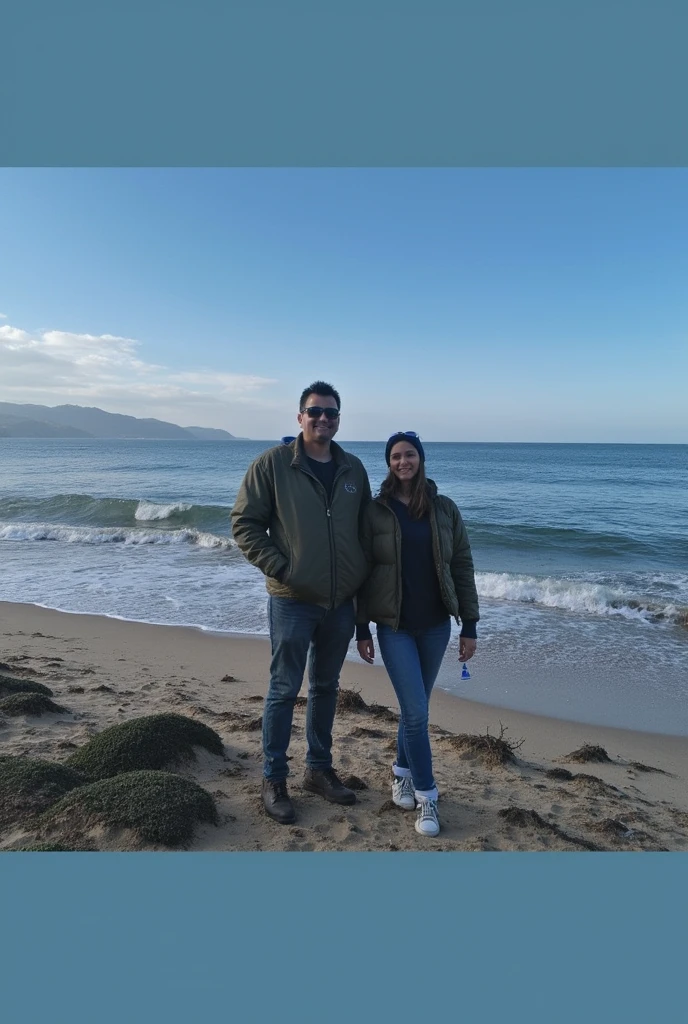 There's a man and a woman taking a selfie by the sea, O oceano ao fundo, oceano ao fundo, O mar ao fundo, vacation photo, tirado no iphone 14 pro, Costa como pano de fundo, no oceano, dia ensolarado, tirado no iphone 1 3 pro, em um penhasco, lindo dia ensolarado, no mar