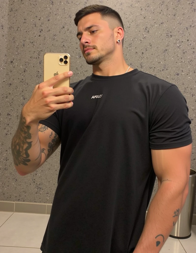 there is a man standing in a gym with a cell phone, foto adequada, cerca de 3 5 anos, foto de corpo inteiro, tight camiseta preta, 29 anos, camiseta preta, 27 anos de idade, 32 anos, 3 6 anos, 28 anos de idade, taken at the beginning of 2020, in good physical shape