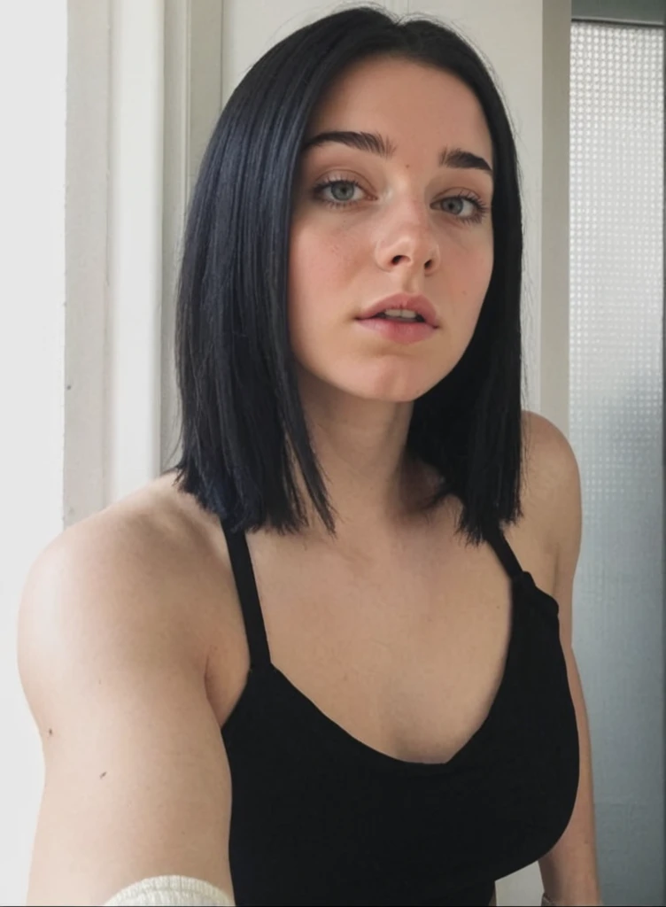 Une femme de 23 ans, ((petit seins)), ((hyperréalisme)) ,. Cheveux bleu avec des racines noir. cheveux bleu. Belle vue de face, selfie, photo prise avec iPhone, chemise noire élégante avec escote, Coupe-bas, selfie dans le jardin, Haute qualité, selfie iPhone, clivage