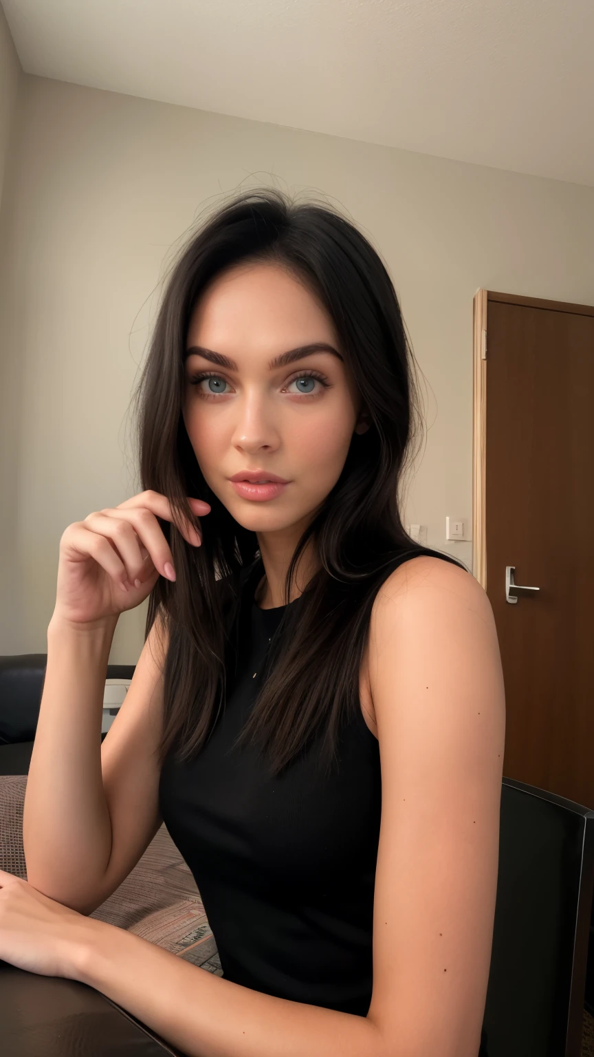 Une jolie fille de type européenne aux yeux bleus avec les cheveux noir