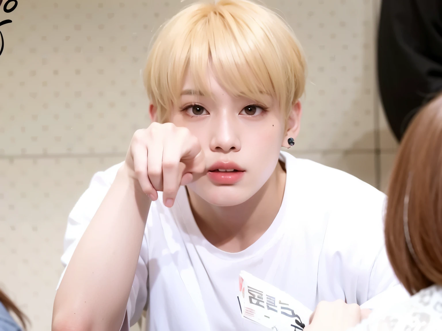 mulher arafa com cabelo colorido sentada em uma mesa, Jung Jaehyun, adorable and pale korean face, pintar ulzzang, Kim Doyoung, com cabelo curto, jossi do blackpink, Hong junho hyung, taejune kim, Ulzzang, o corte Hime, jaeyeon nam, XQC, Parque Jimin, cabelo curto platinado moleca