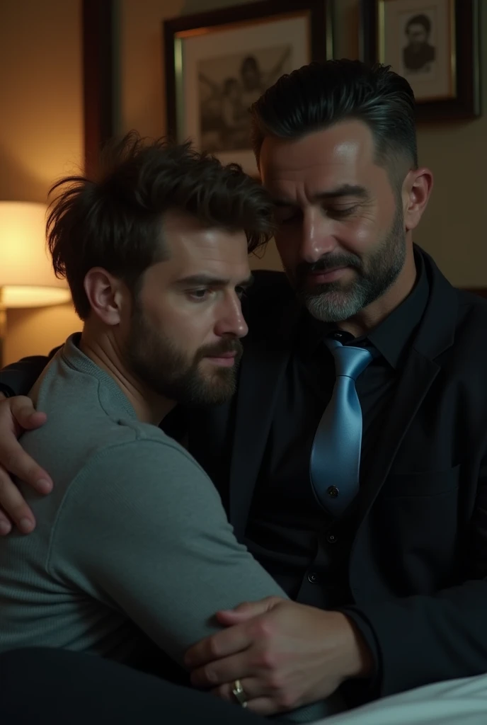 Fotos originales premiadas,2hombres, A 30 year old man and a muscular savage., (40 year old dad:1.1), corpulento, trozo, sitting on a sofa, Camisa, usar pantalones cortos, Buenas noches, Nightime, oscuro, hugging each other, sonriendo alegremente, desde arriba