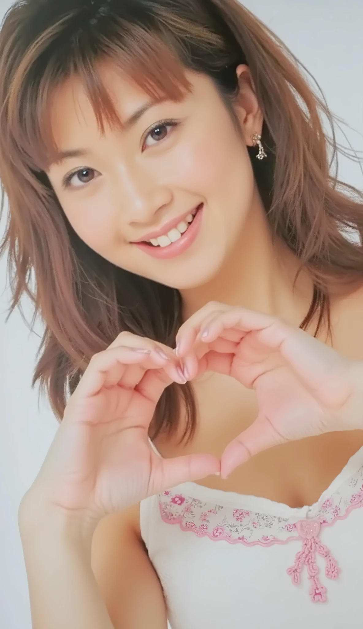 Super Fine、A wink-up shot of her face、She has a smile showing her teeth, wears a camisole, and poses with her hands in the shape of a heart in front of her chest、The background is plain、 high image quality、細部にわたって high image quality