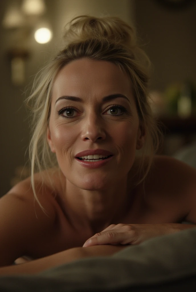 Margot Robbie nua em frente a um espelho em seu quarto, detailed features of the face and body, estilo arlequina, tatuagens detalhadas, cores vibrantes, realistic lighting, maquiagem brilhante, luxurious room decoration, reflexo brilhante do espelho, confident expression, pose sedutora, sorriso, atmosfera provocativa, Artistic photography, high resolution, tiro profissional