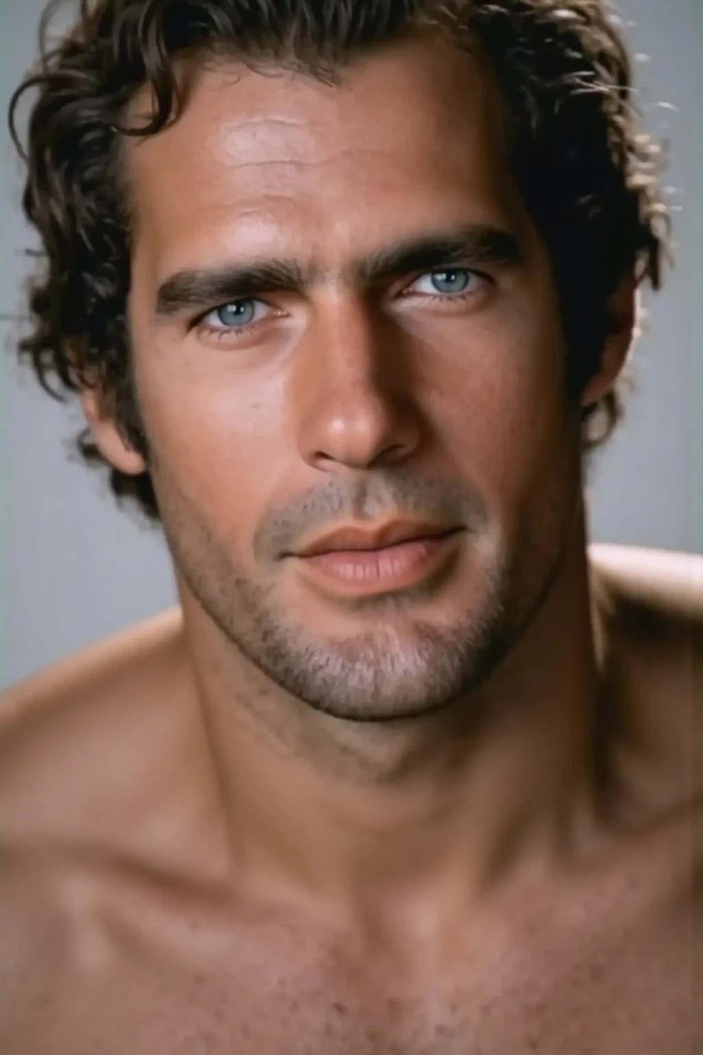 Un hombre con la cara se parece a Henry Cavill. Su cuerpo es musculoso y pectoral definido. paquete de seis. ingle. Cochas, pelo contra el viento. barba dentada. mirada pensante, in a moment of reflection.