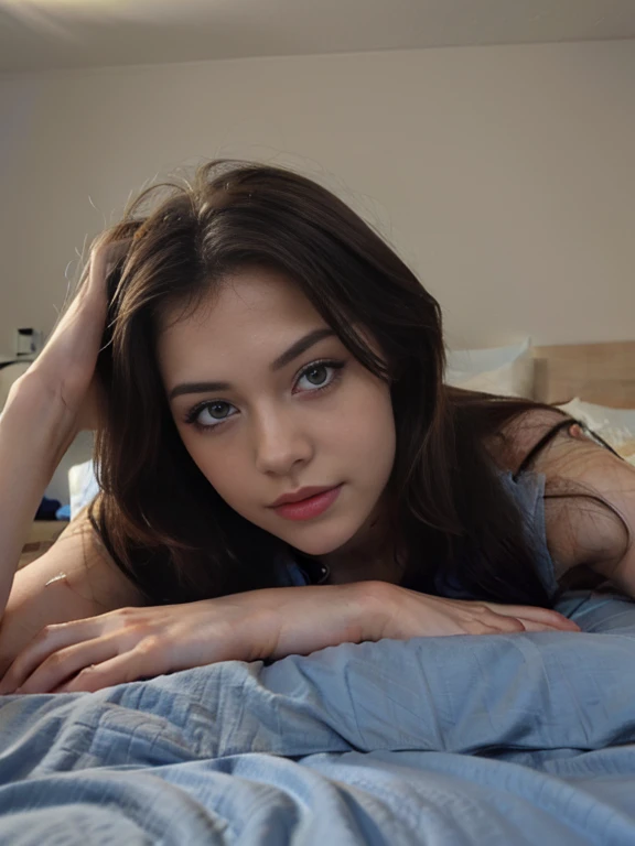 Arafed Frau total , Sexy woman with green eyes, Ultra-realistisch, Akribisch detailliert, portrait sophie mudd, Black hair and big eyes, lange Wimpern, Selfie einer jungen Frau, Augen im Schlafzimmer, Violet Myers, Cat-eye Make-up, Direkt in die Kamera starren, Muttermal im gesicht, Gesicht mit Artgram, aufgespritzte Lippen, Stunning photo of the whole body, der auf dem Bett sitzend, im Schlafzimmer, kleine Oberweite, angezogen, lederjacke