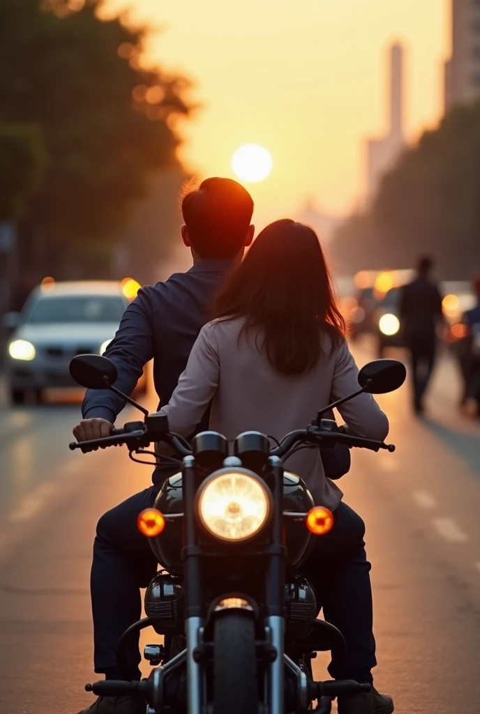 Plano amplio, a young man dressed in a leather jacket on a motorcycle sitting with his helmet covering his face and in front of him a young girl in a school uniform sitting on the motorcycle with her helmet also covering her face hugging as if they were kissing. El paisaje de fondo es la cuidad con el humo de una vengala rosada. 