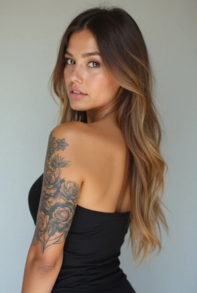 um close up de uma mulher com uma tatuagem no peito, hazelnut brown dyed hair, com tatuagens, Coberto, cabelos ondulados espalhados, brown messy hair, longos cabelos castanhos ondulados, brown messy hair, long flowing brown hair, morena com cabelos loiros tingidos, cabelos castanhos ondulados, longos cabelos castanhos ondulados, cabelos longos de cor castanha, Kailee Mandel, Tatuado
