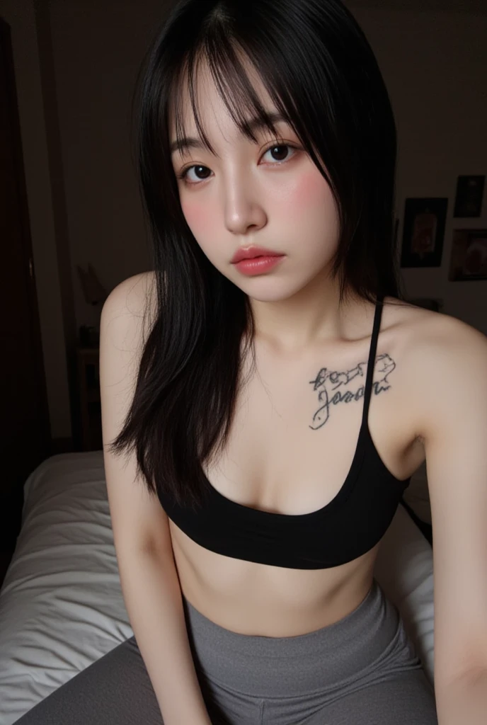 Hay una mujer acostada en una cama con un tatuaje en el brazo, asian girl, entintado, beautiful asian girl, muchacha coreana, asian features, of taiwanese girl con tatuajes, con tatuajes, young asian girl, an asian woman, asian woman, Chinese girl, half asian, hyper detailed asian, cara bonita con brazos y piernas, a young asian woman, asian woman
