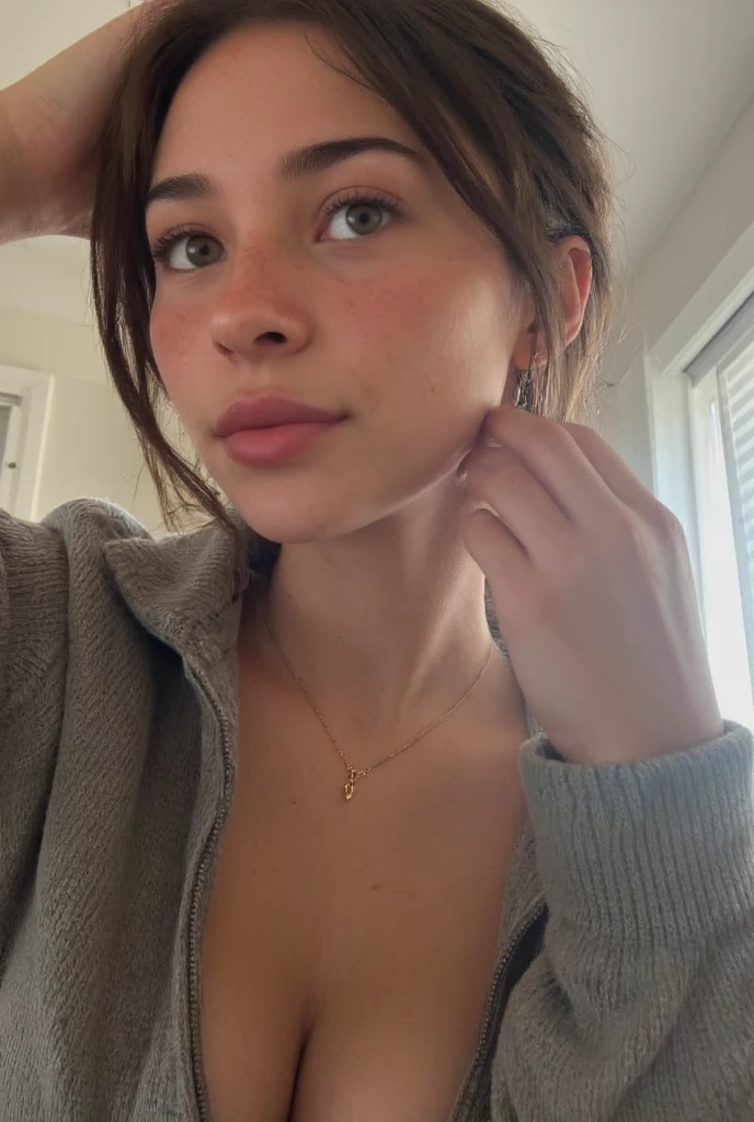 Foto del Instagram, Close-up photo of a 23-year-old face..o Chloe with black sweater, escote, pale skin, (sonrisa:0.4), sombras duras