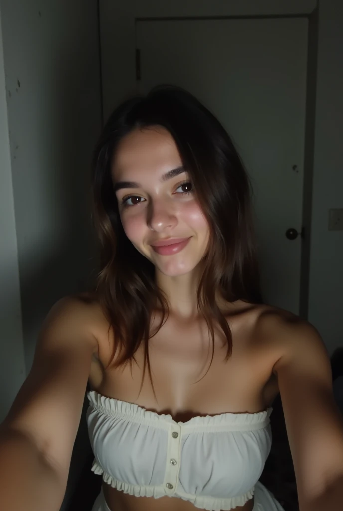 photo brute, visage de face ,portrait photo d&#39;a beautiful 26 year old.oh woman, visage mignon neutre , wearing a black dress, happy face, harsh shadows, Cinematographic shooting, Dramatic lighting