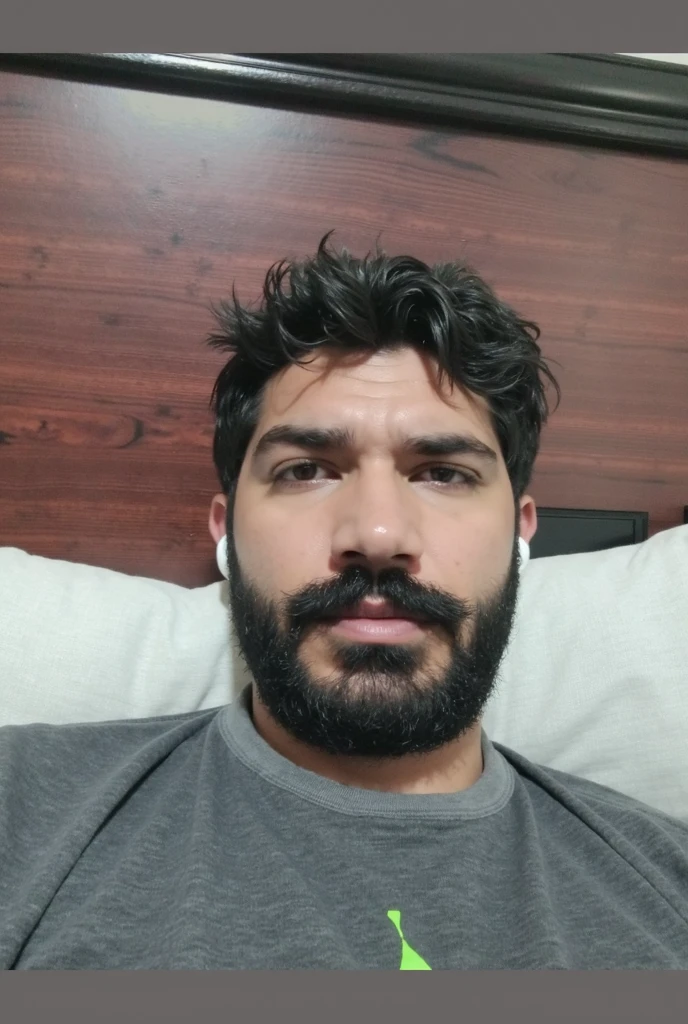 Poster no estilo Disney pixar, alta qualidade, melhor qualidade, homem sexy mulato, 33 anos cabelo preto barba preta, rosto serio, musculoso, com fundo em uma cama