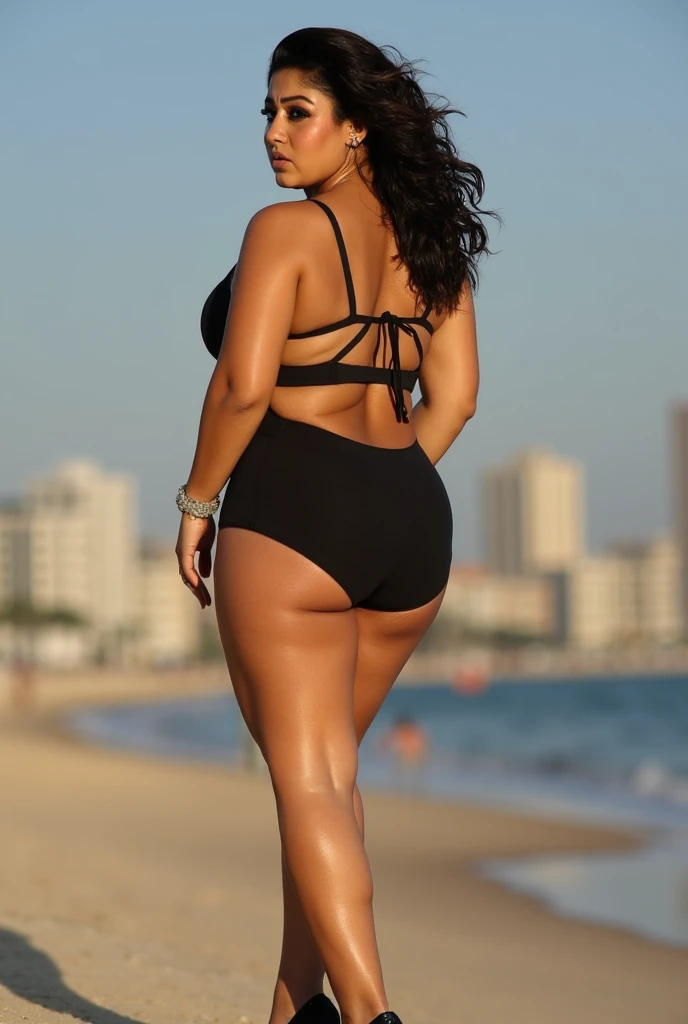 Araffe woman in a black bikini standing in the water, Marischa Becker, fit curvy physique, Violeta Myers, coxas grossas, posando em uma praia com o oceano, Parece Fabiula Nascimento, Mulher de 30 anos de Cuba, thicc, na praia, great view, posando na praia, standing next to water