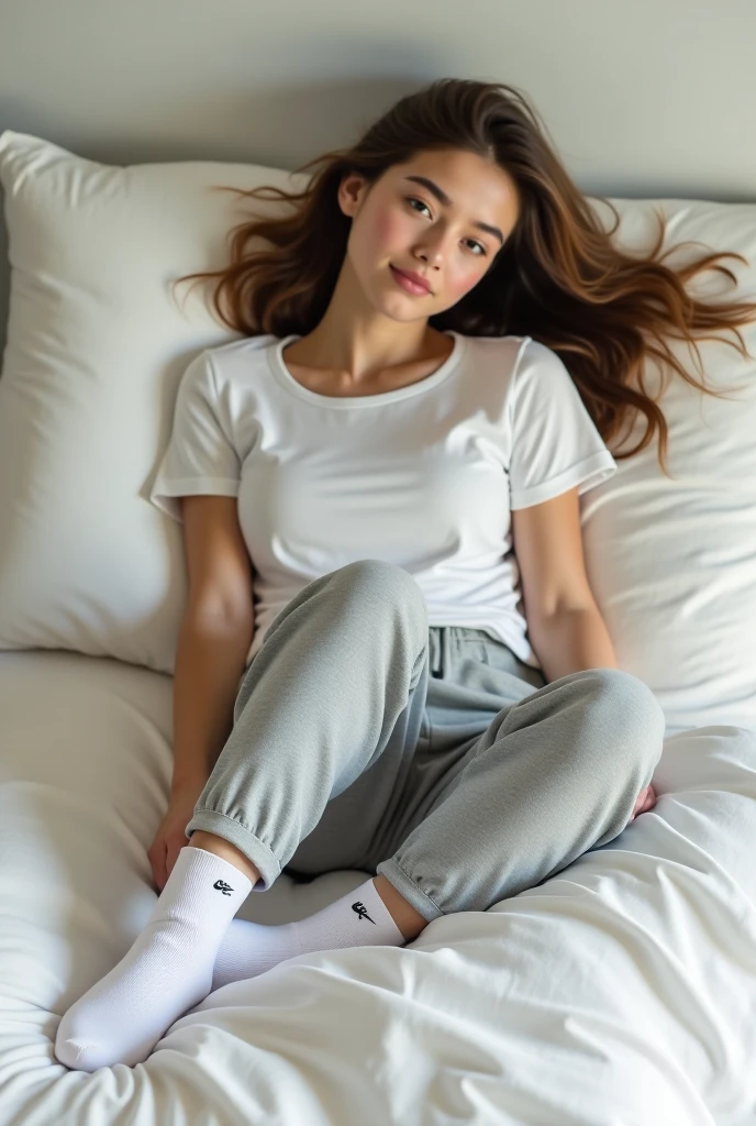 Mulher com pijama muito curto mostrando seios