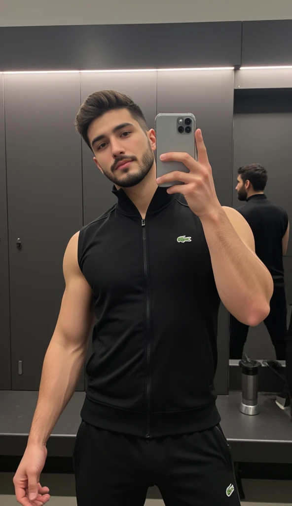 quiero un hombre guapo con barba haciendose un selfie con ropa de running