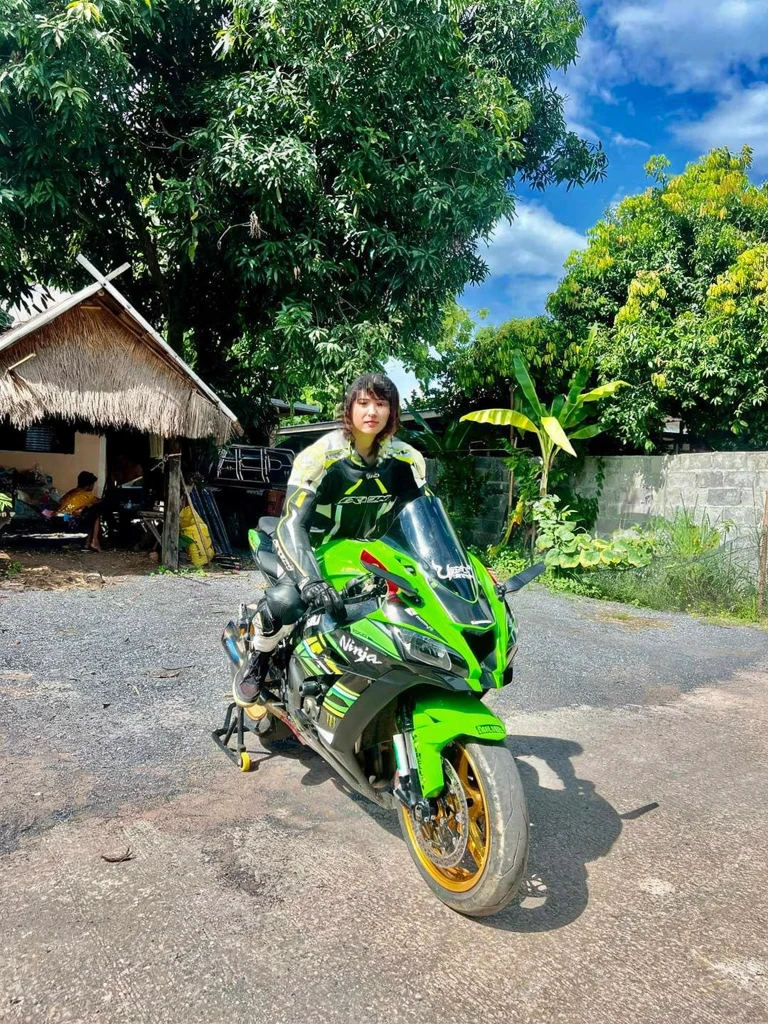 Cyber Warrior Woman and Cyber Mechanical Motorcycle, Nousr, Biomechanics, MSHN Robot Woman, Faceless, High-Tech Helmet, Hyperreal, Steel, Intricate Design, Crazy Details, Fine Details, Extremely Clear Lines, Cinematic Lighting, Photo Realistic, Detailed Masterpiece
