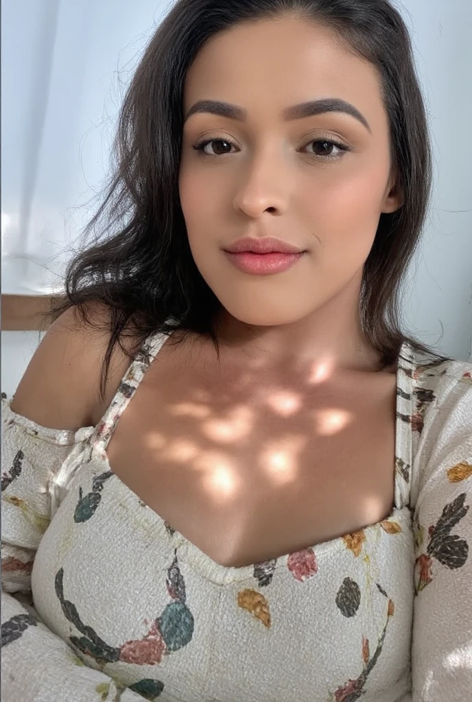 ((melhor qualidade)), ((obra de arte)), (detalhado), rosto perfeito ((meia idade)) ((33 anos)) brunette with long black hair Spanish Latin features, com olhos verdes grandes e brilhantes, posing for a selfie wearing a floral sundress