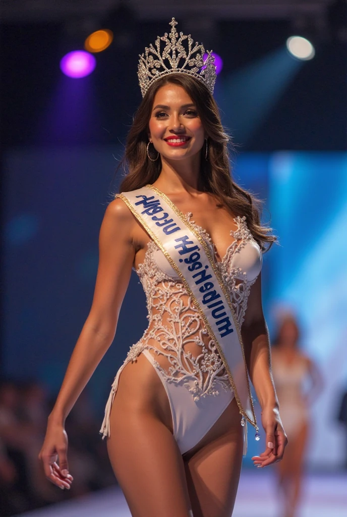 una mujer en bikini y capa camina por una pasarela, Miss Universo, rendering of beauty pageant, bikini model, swimsuit model, by Olivia Peguero, por Meredith Dillman, por Caroline Mytinger, swimsuit, en la pista, Victoria Gavrilenko, is wearing a swimsuit, lorena avarez, por Arabella Rankin, 1er ganador
