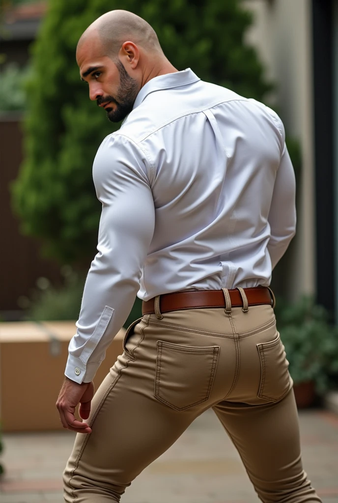 Beautiful man 30 years old, muscular body, barba rala, mas seu rosto esta iluminado pela fogueira. Beige formal trousers ((backside))