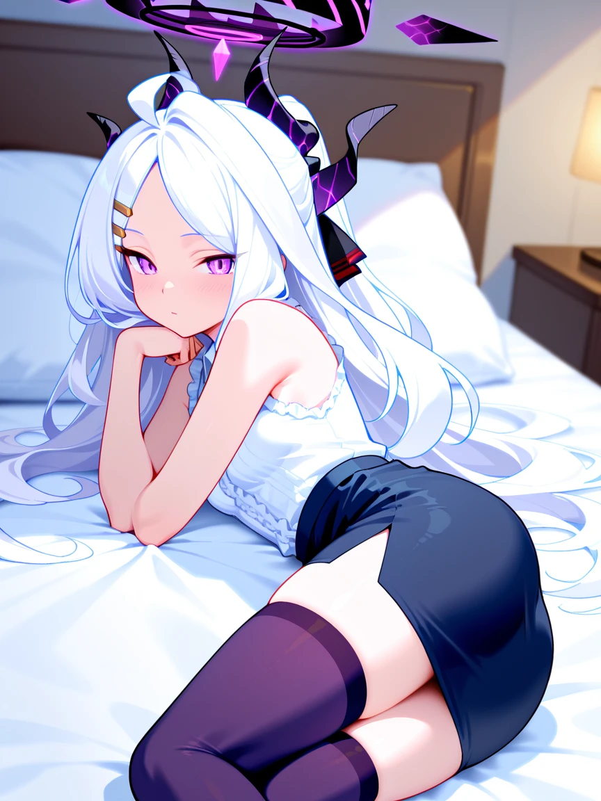 Anime - Imagen de estilo de una mujer con un vestido blanco acostada en una cama, Chica gato blanco, seductora chica de anime, zorro blanco de pelo, pelo blanco deity, Hermosa catgirl de anime, linda catgirl de anime, perfect pelo blanco girl, Mejor valorado en Pixiv, cano, Muy hermosa chica gato anime, pelo blanco, posando en la cama, De Girls Frontline