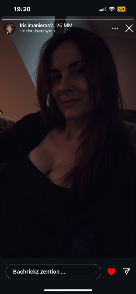 weibliche weihnachtselfe, Perfektes Gesicht, Meisterwerk, gut, big clevage, sitzt auf einem Thron, zigarette im Mund, Glass mit Schnapps in der Hand