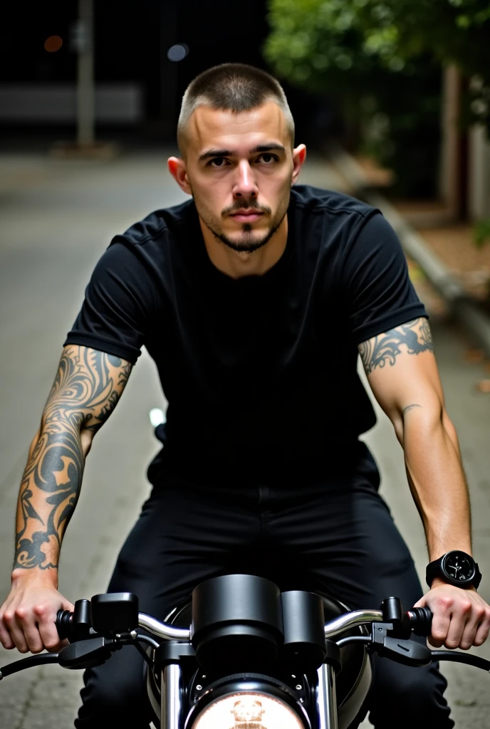 Homem branco tatuagem caveira do lado do olho esquerdo, shaved head with motorcycle club vest and riding a black Harley