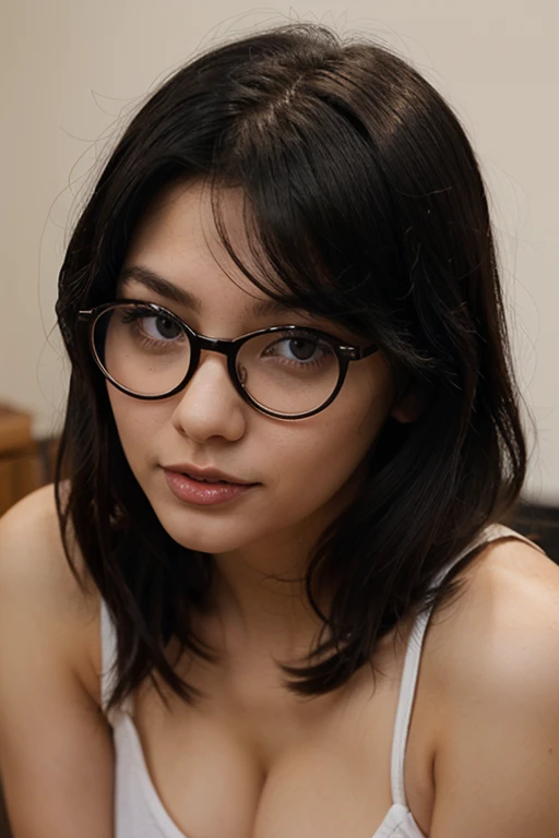 chica anime pelo negro ojos rojos, con lentes, y futanari