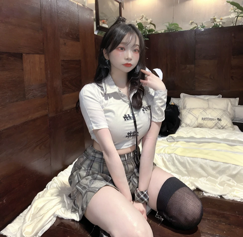 Very cute face、smile、14 years old、girl、Fluffy long hair、Beautiful legs、Beautiful body、Thin legs、White skin、Black T-shirt、Black mini skirt