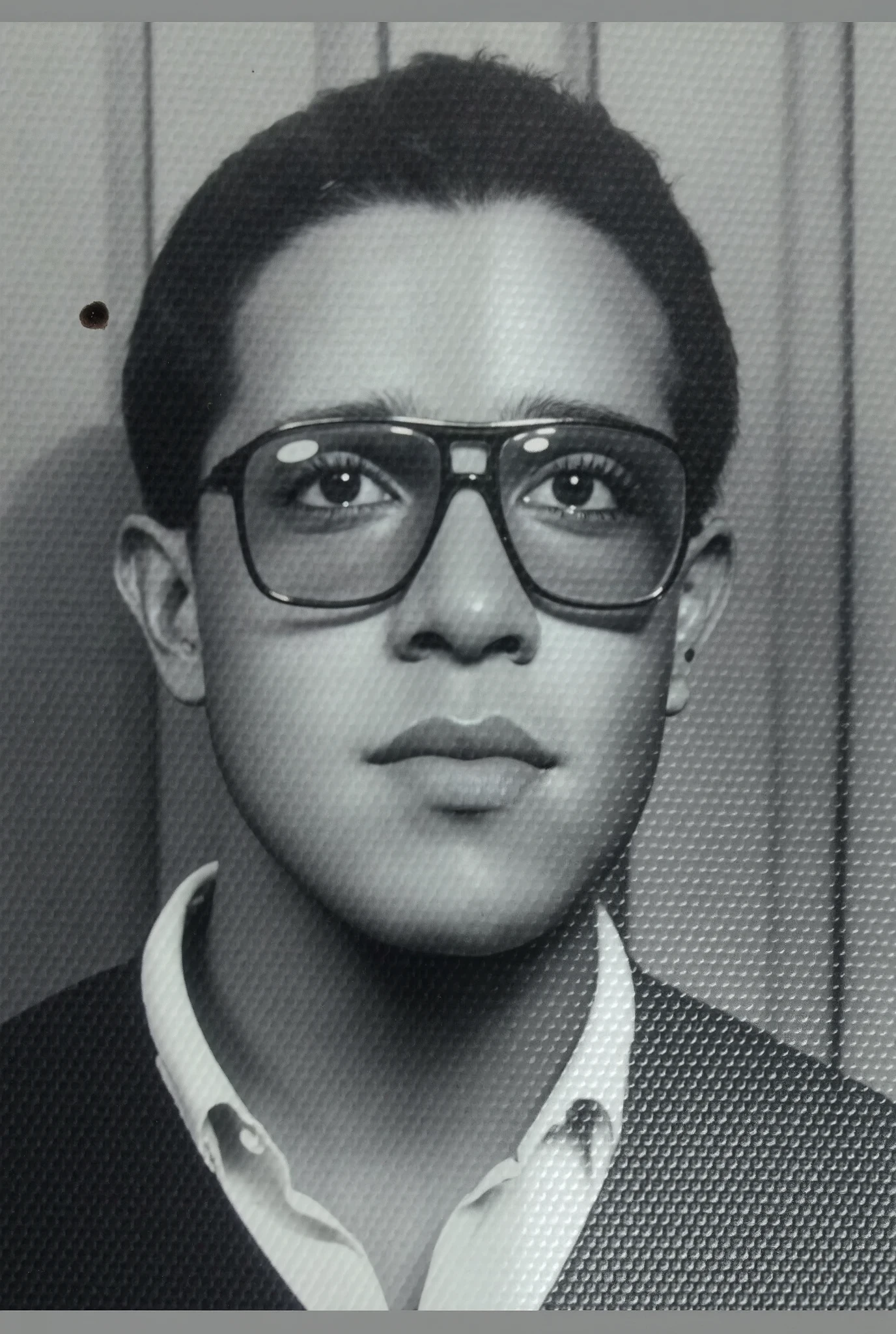 The boy in the photograph is Júlio code the photo was taken in 1999 in the first semester I need to transform this photograph into a cartoon style drawing in a watercolor style, do you think this is possible??