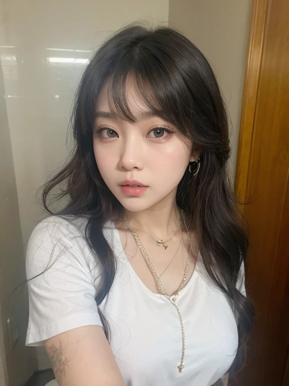 um close de uma mulher com cabelos longos e uma camisa branca, 18 anos de idade, 2 modelo feminino de 4 anos, 22 anos de idade, 27 anos de idade, 21 anos de idade, 🤤 retrato de , sem maquiagem, 28 anos de idade, Chiho, 23 anos, 1 6 anos, 1 8 are, qualidade muito baixa