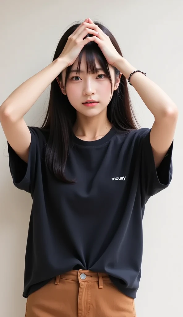 Very cute face、smile、13歳girl、Fluffy long hair、Beautiful legs、Beautiful body、Thin legs、White skin、Black T-shirt、Black mini skirt、白いパンティ少し見えている、sea