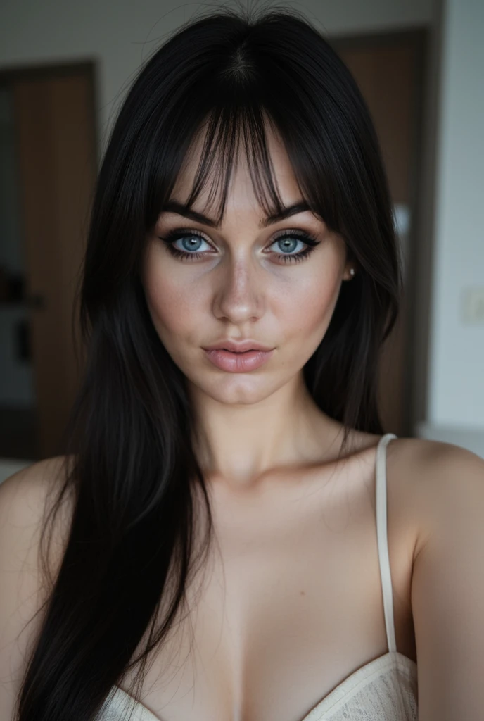 arafed, femme, à, ensemble lingerie ????, fille sexy aux yeux bleu, Portrait de Sophie Mudd, cheveux ???? et grands yeux, selfie d&#39;une jeune femme, yeux de la chambre, violette myers, sans maquillage, maquillage naturel, regarder directement la caméra, visage avec artgram, maquillage subtil, Superbe photo de tout le corps, dans le salon allongée sur le canapé chesterfield, clivage
