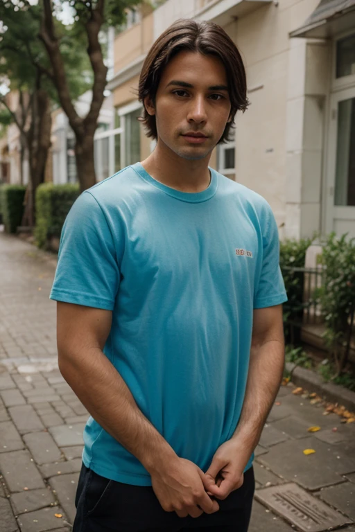 personaje masculino, Young Latino about 17 years old, de cabello ondulado y oscuro, con mochila azul, auriculares en el cuello blancos, pantalones mezclilla oscuros, con una camisa abierta mangas largas rojas, con actitud desganada, casi de enojo, lleva una carpeta de dibujo en la mano, se trata de un estudiante de arte eclectico y original, caminando por una biblioteca, c