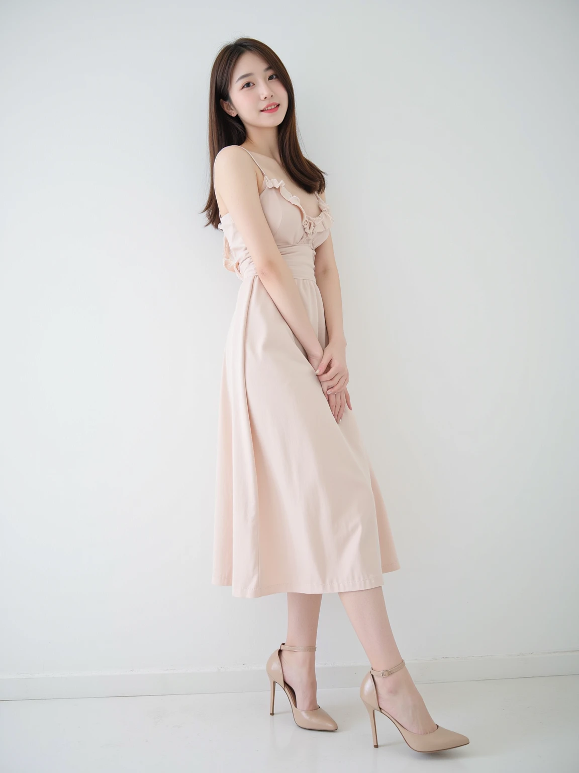 Leila、18-year-old、（Russian women）、（Cute face）、（Thin contours:1.3）、（Grey Eyes:1.8）、（Big Breasts:1.3）、（Narrow waist）、（Blonde semi-long hair:1.3）8-head-tall model style、Full body angle、smile、Long dress、Inside the city of Tokyo