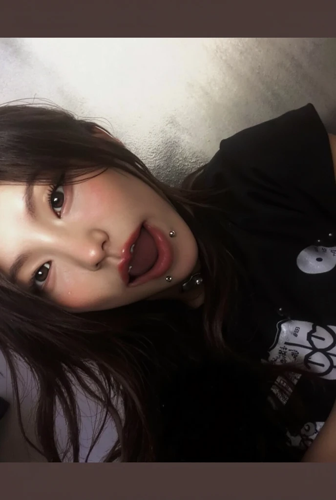 un primer plano de una mujer con una camisa negra y auriculares, ulzzang, bella delfina, linda chica kawaii, chica anime en la vida real, retrato realista kawaii, hermosa cara de chicas japonesas, lindocore, yui kotegawa, chiho, linda cara de anime natural, chica linda-cara-fina, cruel korean gothic girl, Young cute pale asian face