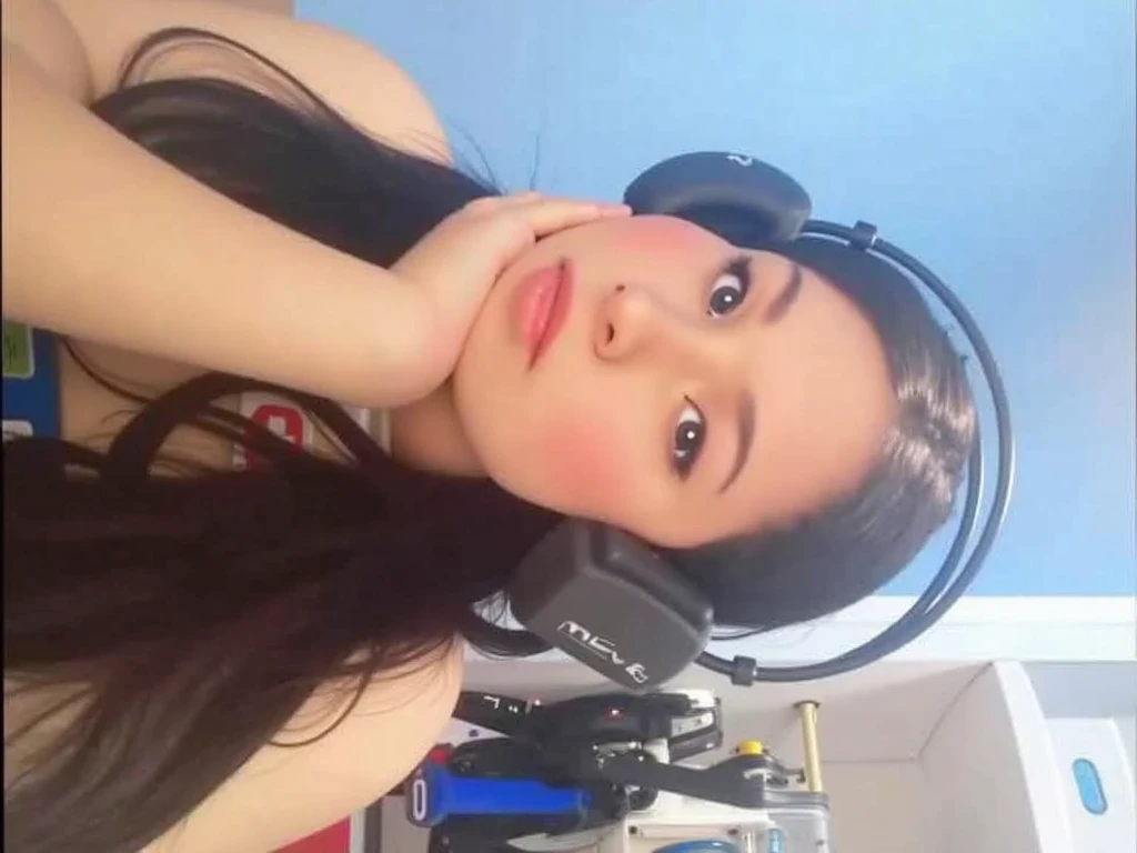 un gros plan d&#39;une femme prenant un selfie avec un appareil photo, jennie rose noire, beautiful south femme coréenne, gorgeous young femme coréenne, beautiful young femme coréenne, Fille coréenne, belle fille asiatique, une jeUne femme asiatique, jeune visage coréen adorable, Une femme asiatique, Fille asiatique aux cheveux longs, femme coréenne, Caractéristiques asiatiques, beau visage asiatique, Belle femme asiatique, joie velours rouge