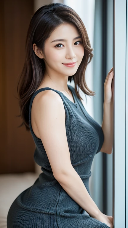((best qualtiy,8k,tmasterpiece:1.3)), 1girll, ssmile, full bodyesbian, Slim Faces, Beautiful woman, (dark brown hair), Full dress :1.1, Super detailed face, Detailed eyes, 二重まぶた, blur backgroun, Slim Faces, 城市, do lado de fora, the street,