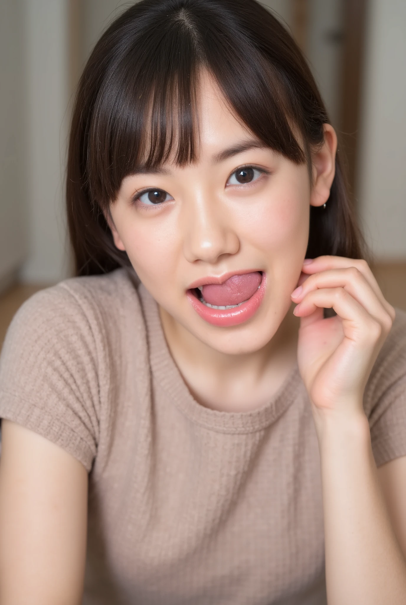 High resolution images of fully naked Japanese women , While a woman is looking at the camera、sex、 Table Top、Is sticking out its tongue
