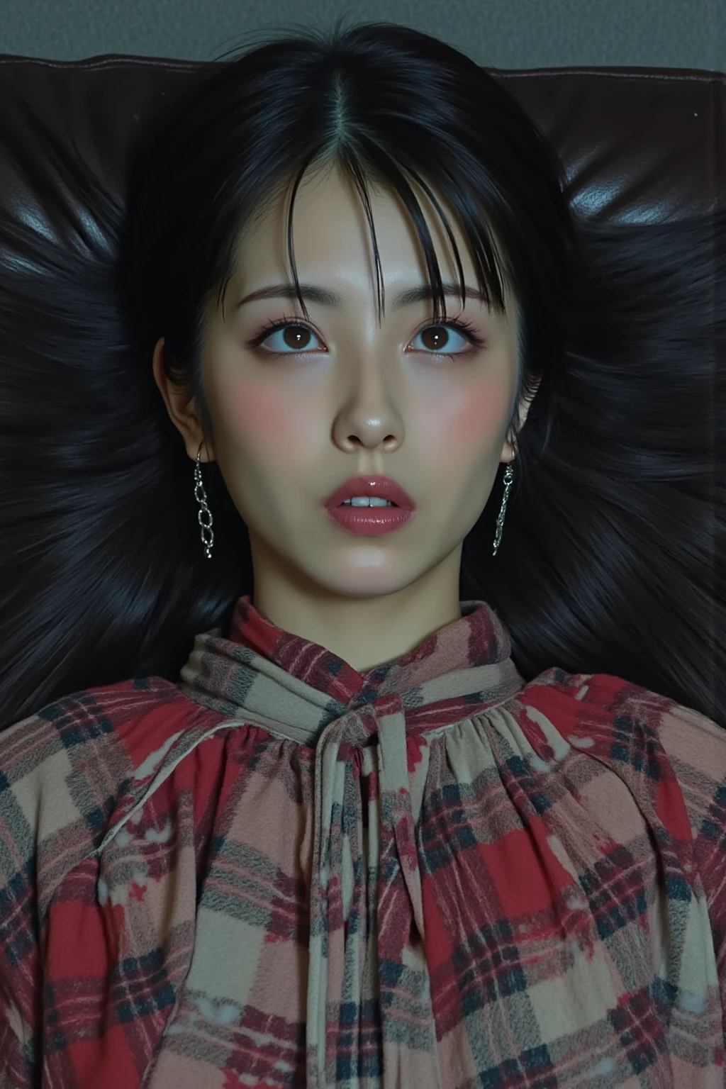 Spewwing long hair、 black hair、 Japanese、Hairstyle showing hair 、 Sleeping on ...