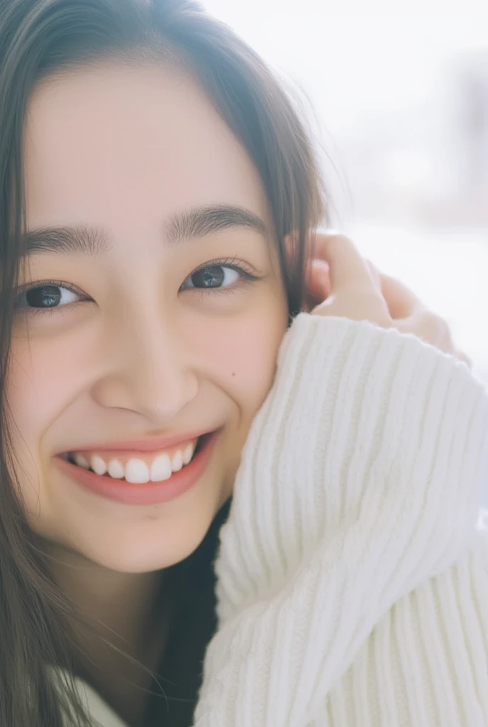 ((( masutepiece ))), (((Best Quality))), ((Ultra-detailed)), (Photo), ((extremely delicate and beautiful)),High resolution, 1girl in, 29 instar, Japanese beautiful girl, ((Plump full lip)), (Wavy Hair), ((I have one small mole under my eye)), (Detailed eyes),(detailed facial features), (detailed arms),(Detailed fingers),(Details of Regulus body))) , ((Smile)),(((Manteau blanc))), ((Film grain)), ((SLR camera)), ((35mm lens focal length))、Own room