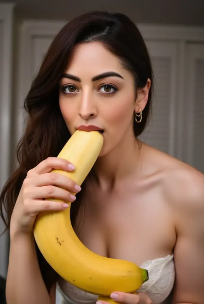 Naked Girl putting banan in her pussy