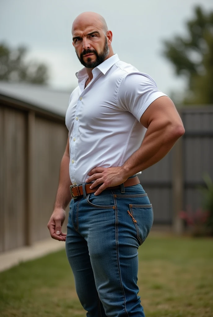 Un hombre con la cara se parece a braden werch., Su cuerpo es musculoso y pe barba dentada. Full body. Camisa Fajada,((big butt)) gray jeans
