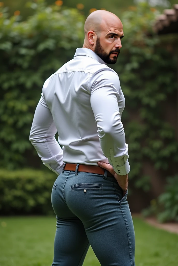 Un hombre con la cara se parece a braden werch., Su cuerpo es musculoso y pe barba dentada. Full body. Camisa Fajada,((big butt)), backside manly, creme trouser