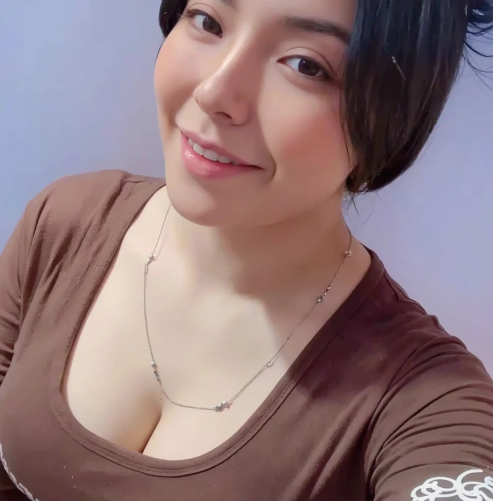 Breast cleavage, cleavage 