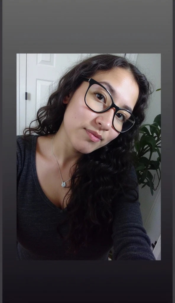 there is a woman with glasses looking at the camera, Chica con gafas redondas, Foto de perfil de la foto de cabeza, alanis guillen, Chica con gafas, usar gafas redondas grandes y delgadas, wearing small round glasses, Cabello negro largo y ondulado y gafas, Violeta Myers, con gafas, 18 years old, con gafas puestas, 21-year-old, Imagen de perfil, gafas gruesas