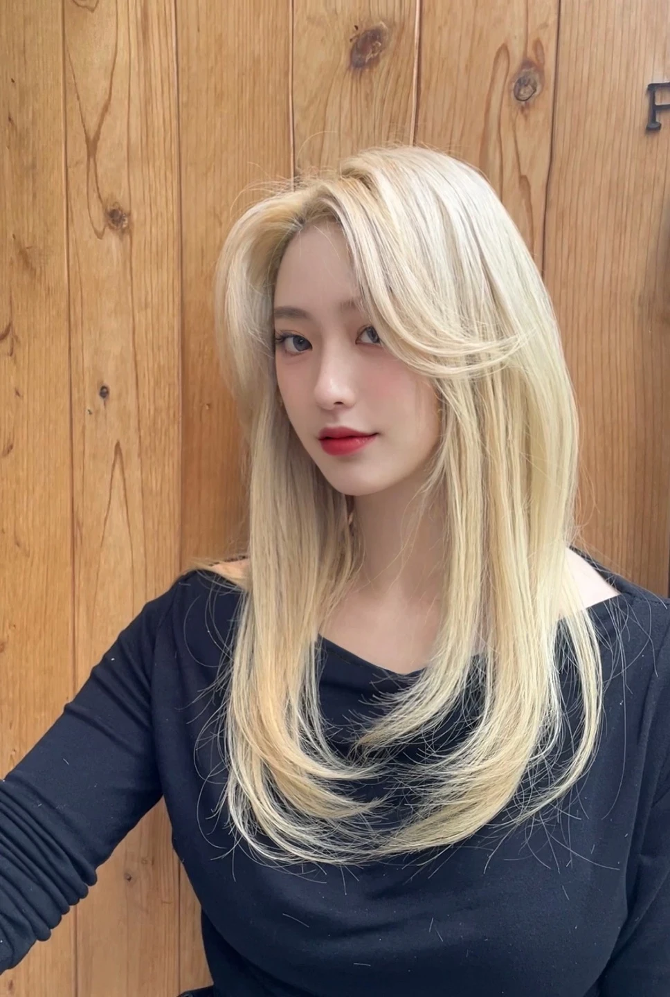 un primer plano de una mujer con cabello largo y rubio vestida con un traje negro, Retrato de Jossi de Blackpink, Parque Roseanne de Blackpink, Cl, Jossi de Blackpink, Blackpink Jennie, Jaeyeon Nam, Heonhwa Choe, Artista coreano, Taejune Kim, KDA, 韓国アイドル, taken in the early 2020s, Sun Yunjoo