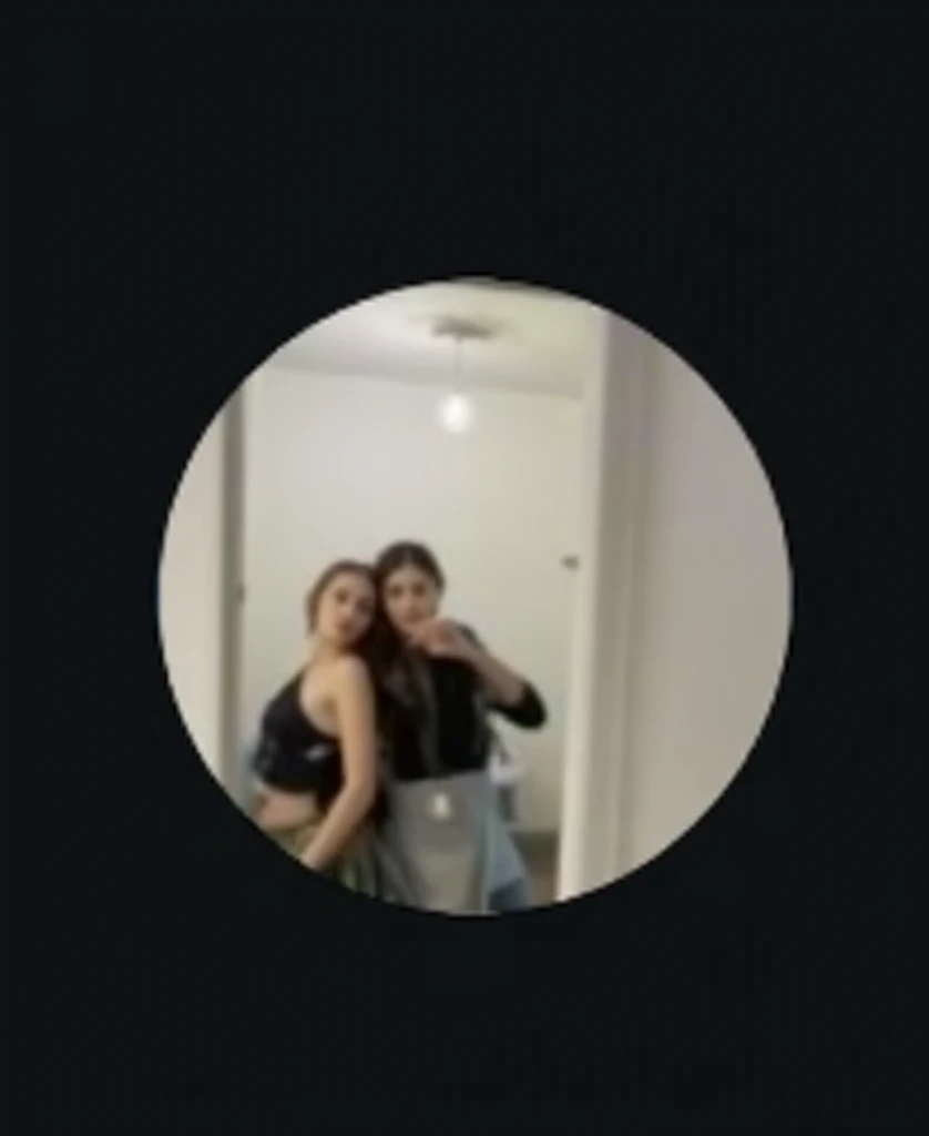 Da ist eine Frau, die ein Foto von sich selbst im Spiegel macht, Selfies machen, sind Bure Boke, bad selfie, sie ist 2 3, Text und eine blasse junge Frau, Ich habe versehentlich ein Selfie gemacht, are-bure-boke!!!!!!!!, verfluchtes Bild, Sie steht vor der Kamera, cringe, bite her lip, 🍸🍋, Your back is to us, nackt, kein BH, kein oberteil, ich bin nackt!!, nichts an, keine Klamotten