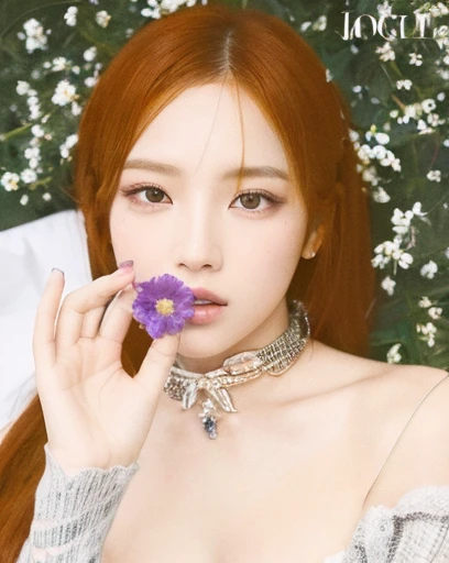 Mujer arafed sentada en un campo de flores sosteniendo un ramo de flores., portrait of jossi de blackpink, tzuyu de dos veces, con flores, aparcar desde-min, kim taejin, lee ji - eun, lee ji-eun, sun yunjoo, heonhwa choe, kim hyun joo, jossi de blackpink, cabello rojos pelirroja